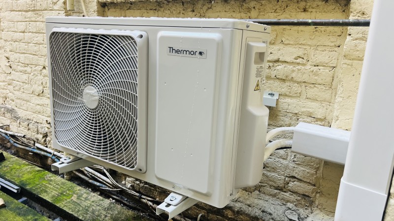 Entreprise qualifiée pour la pose d'une pompe à chaleur AIR/AIR réversible climatisation mono-split Thermor dans un appartement sur la plage de DIEPPE 76