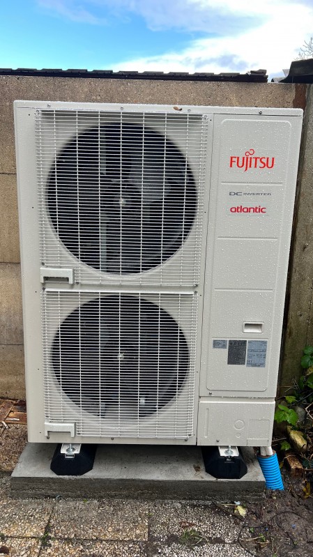 Professionnel pour la pose d'une pompe à chaleur hybride gaz Atlantic proche de Londinières 76