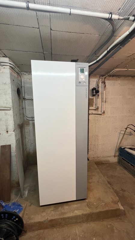 Professionnel pour la pose d'une pompe à chaleur dans une maison ancienne proche de Longueville sur Scie 76