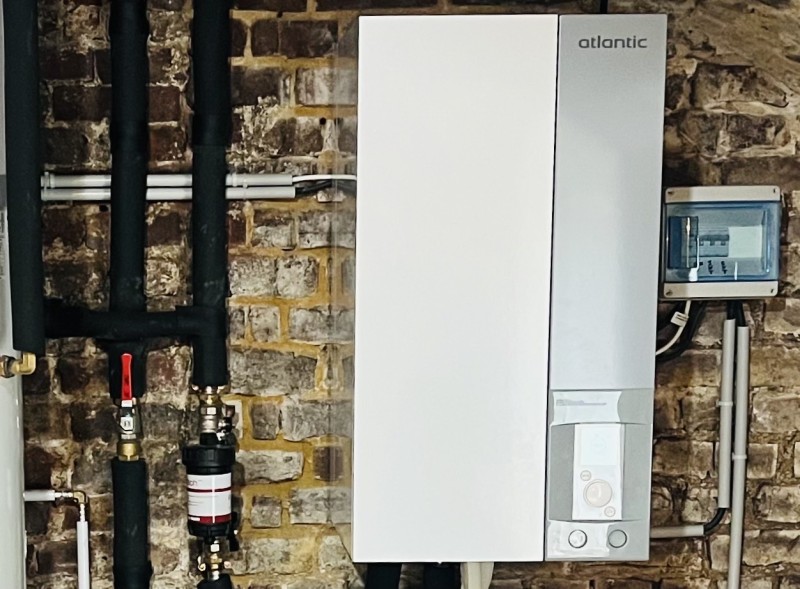 Chaleur et Confort pour votre habitation sur la commune de Arques-la-Bataille proche de Dieppe 76 avec une pompe à chaleur Atlantic Alféa extensa !
